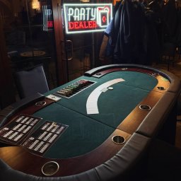 Party Dealer - Stół do pokera z zielonym suknem, żetonami, kartami i neonem 'Party Dealer' w tle. Atmosfera kasyna na imprezie tematycznej.