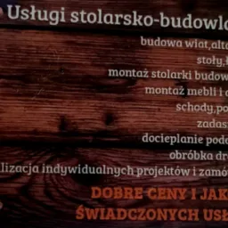 Tablica informacyjna z ofertą usług stolarsko-budowlanych, w tym montażu stolarki, mebli i drzwi, na tle imitującym drewno.