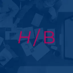 Zespół osób analizuje wykresy i dokumenty na biurku, widok z góry, z nałożonym czerwonym napisem H/B.