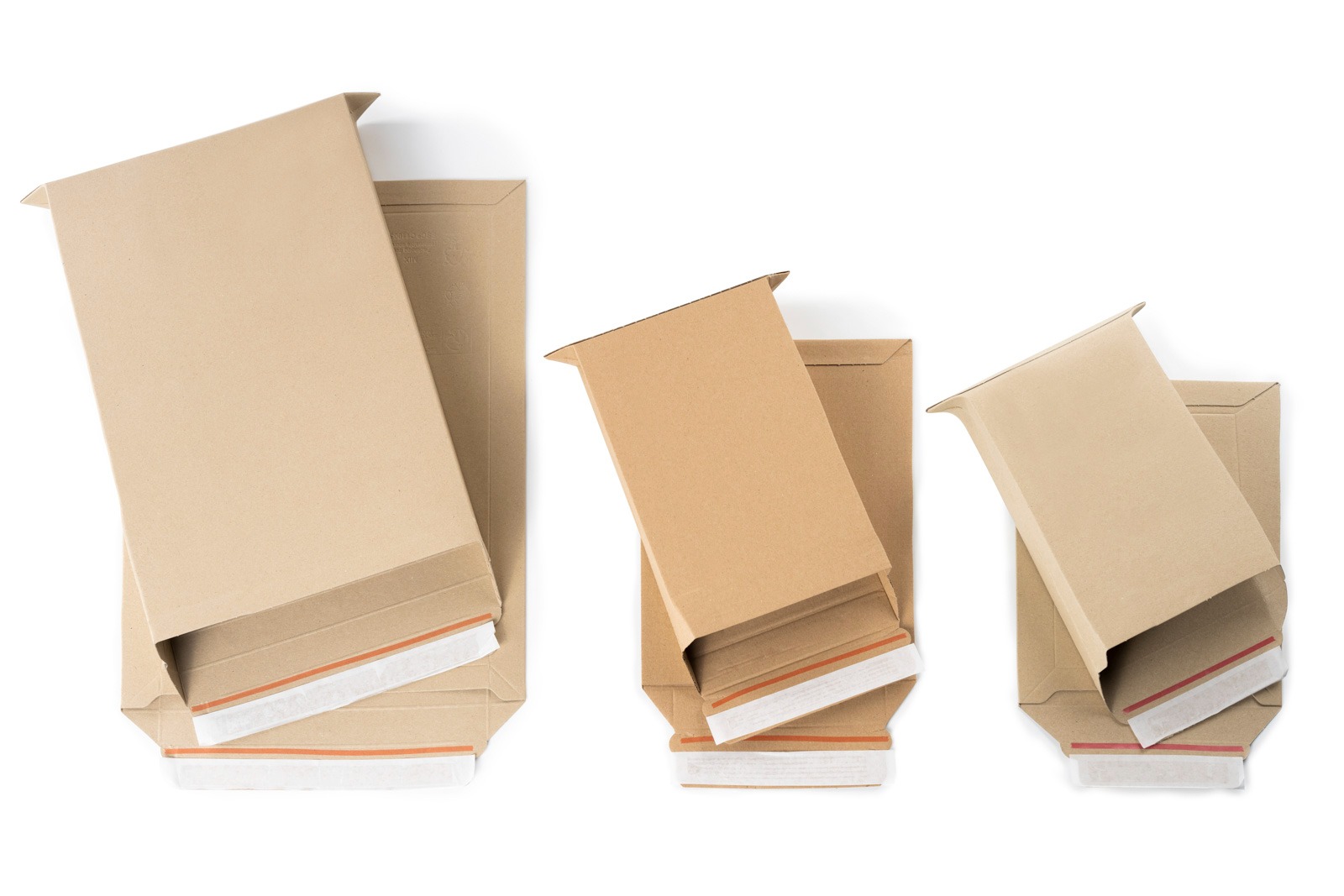 Trzy otwarte, kartonowe koperty o różnych rozmiarach, z widocznym paskiem klejącym z czerwoną linią, ułożone na białym tle.