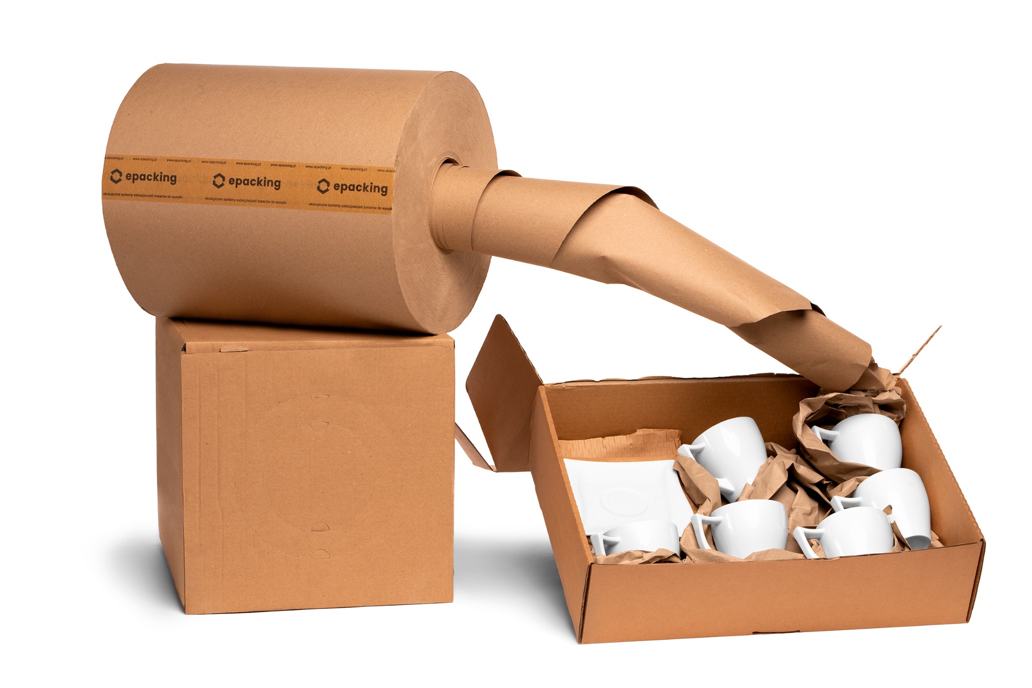Rolka papieru pakowego z nadrukiem logo firmy epacking.pl, układana na kartonowym pudełku, z którego wystaje papier zabezpieczający białe filiżanki wewnątrz otwartego kartonu.