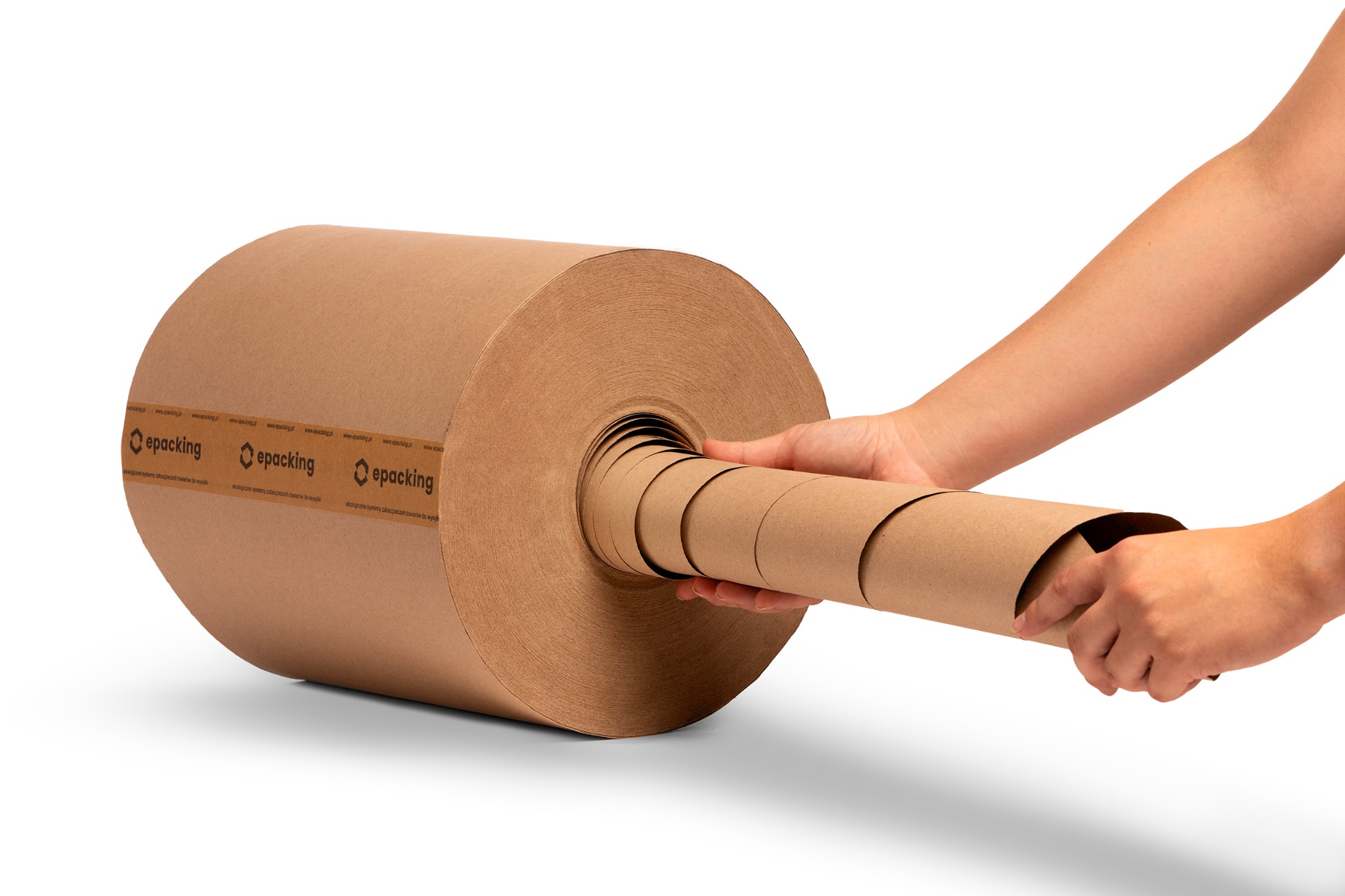 Duża rolka brązowego papieru pakowego z nadrukowanym logo firmy, rozwijana przez dłonie na białym tle.