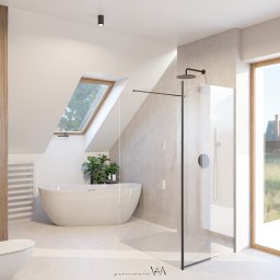 Pracownia WAM - Jasna łazienka na poddaszu z oknem dachowym, wolnostojąca wanna, szklana kabina prysznicowa z czarną armaturą, minimalistyczny grzejnik drabinkowy i rośliny doniczkowe.