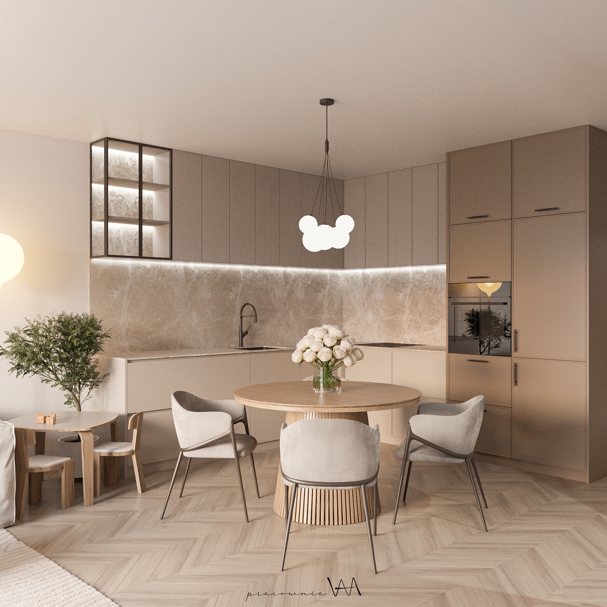 Beżowa kuchnia z okrągłym stołem, krzesłami i rośliną w doniczce, oświetlona lampą w kształcie chmurki, z drewnianą podłogą w jodełkę.