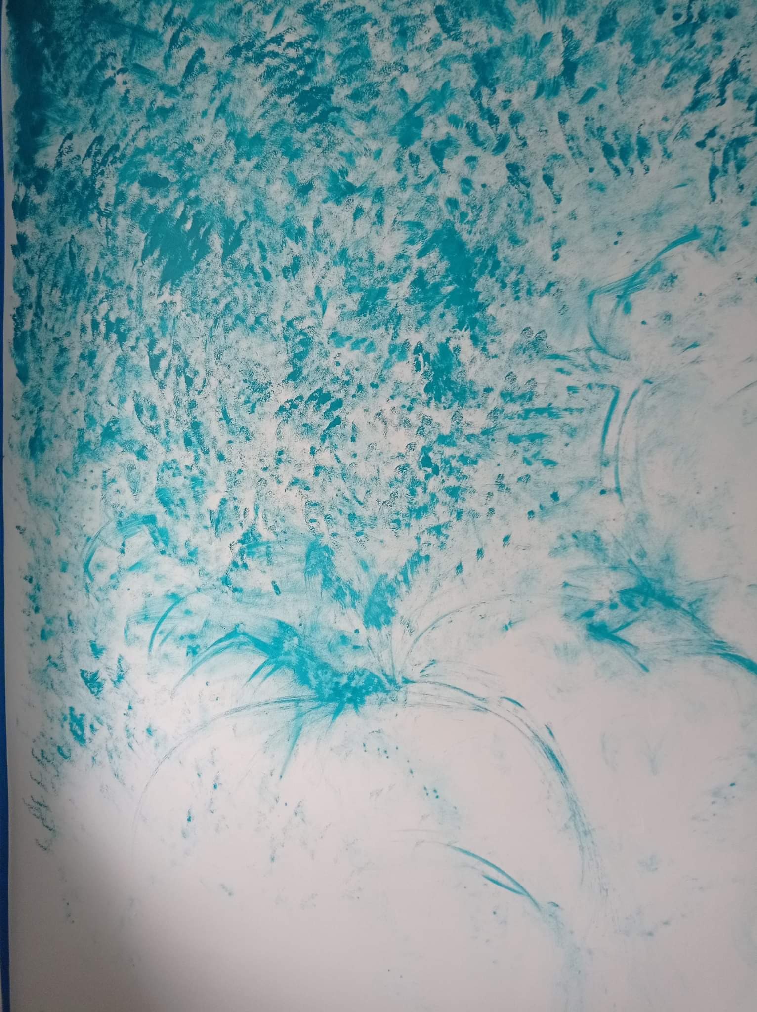 Niedokończona ściana z nierównomiernie nałożoną turkusową farbą, widoczne ślady pędzla i niedomalowane fragmenty, sugerujące proces malowania.