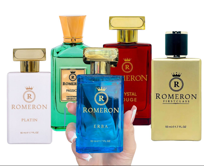 Kolekcja pięciu flakonów perfum marki Romeron w różnych kolorach (biały, zielony, niebieski, czerwony, złoty), z których niebieski trzymany jest w dłoni.