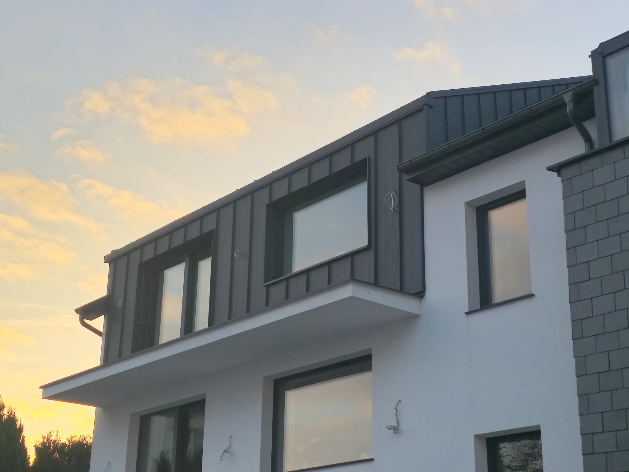 Elewacja wentylowana z blachy na rąbek zatrzaskowy