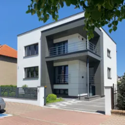 Przebudowa domu jednorodzinnego. Obecna funkcja: mieszkalno-biurowa.