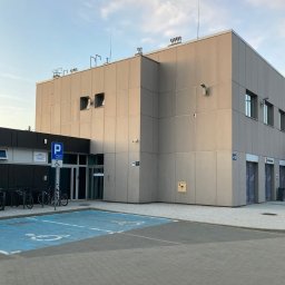 Wejście do filii kancelarii znajduje się na lewej, zachodniej ścianie dworca (od strony Tarnowa). W okolicy budynku dworca znajdują się liczne miejsca parkingowe, w tym także dla osób z niepełnosprawnością. 