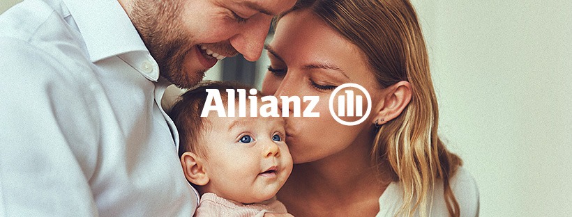 Uśmiechnięta rodzina: tata w białej koszuli trzyma niemowlę z niebieskimi oczami, mama całuje dziecko w czoło; logo Allianz na pierwszym planie.