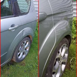 Porównanie stanu karoserii samochodu przed (po lewej) i po (po prawej) naprawie. Widoczne uszkodzenie na błotniku i jego wygładzenie.