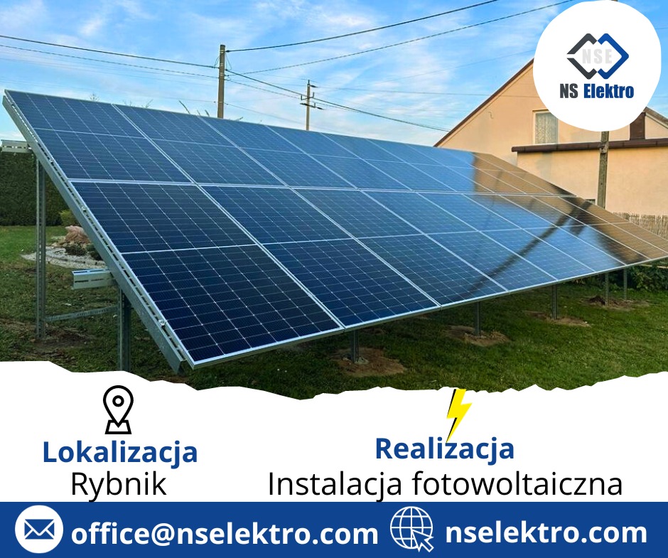 Panel słoneczny zamontowany na metalowej konstrukcji na trawniku przed domem, z logo firmy w prawym górnym rogu i informacjami kontaktowymi na dole. Widoczna instalacja fotowoltaiczna z perspektywy...