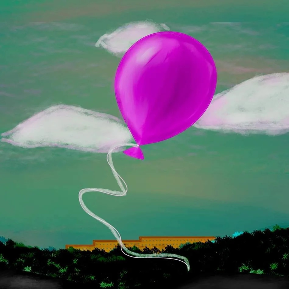 Ręcznie rysowany, fioletowy balon unoszący się na tle pastelowego, zielonego nieba z białymi chmurami i odległego budynku.