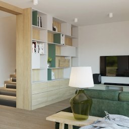 Lokal89 Katarzyna Szwajda - Jasne wnętrze salonu z zieloną sofą, regałem z elementami zieleni i podświetlanymi schodami