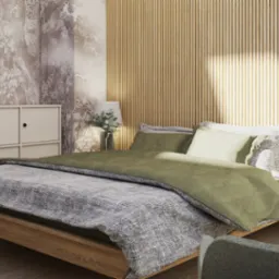 Jasna sypialnia z drewnianym łóżkiem, komodą i okrągłym lustrem na tle tapety z motywem drzew, oświetlona lampkami nocnymi.