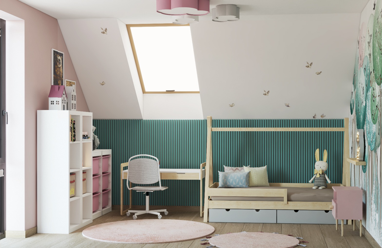 Pokój dziecięcy na poddaszu z drewnianym łóżkiem z szufladami, biurkiem, krzesłem na kółkach i regałem z półkami, oświetlony przez okno dachowe.