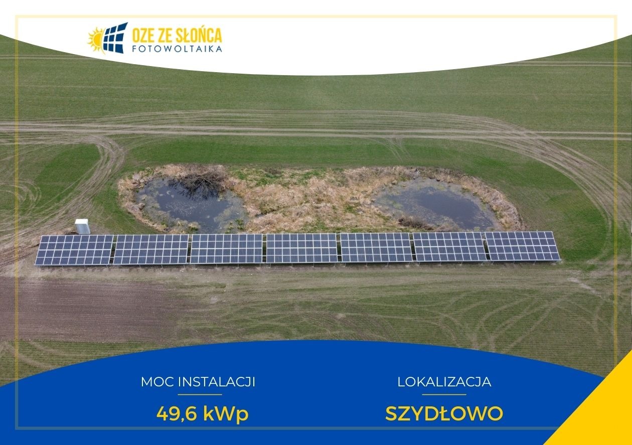 Widok z góry na instalację paneli słonecznych na polu w Szydłowie, obok małego stawu, z informacją o mocy instalacji 49,6 kWp.