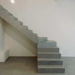 Klasyczne schody w surowym kolorze. 