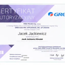 Skan certyfikatu autoryzacyjnego dla firmy Jacek Jackiewicz Klimatek z Nowego Dworu Wejherowskiego, potwierdzający uprawnienia do instalacji pomp ciepła GREE Versati III Monoblok oraz Split.