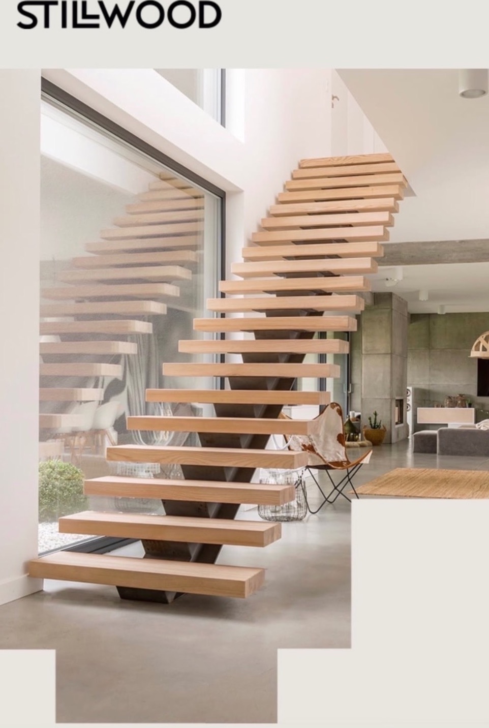 Nowoczesne, minimalistyczne schody drewniane wspornikowe z metalową konstrukcją, umieszczone przy dużym oknie, w jasnym wnętrzu.