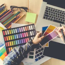 Stale się uczę i rozwijam. Biegle znam programy: pakiet Adobe (InDesign, Illustrator, Photoshop, Acrobat).