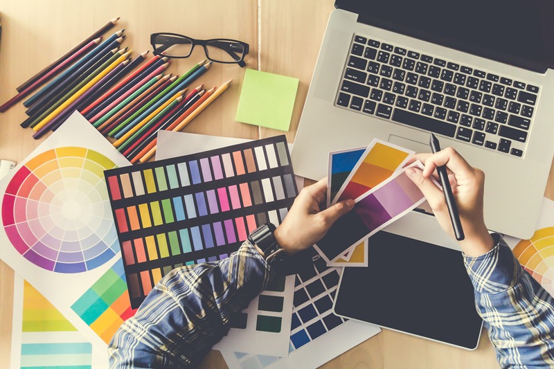 Stale się uczę i rozwijam. Biegle znam programy: pakiet Adobe (InDesign, Illustrator, Photoshop, Acrobat).