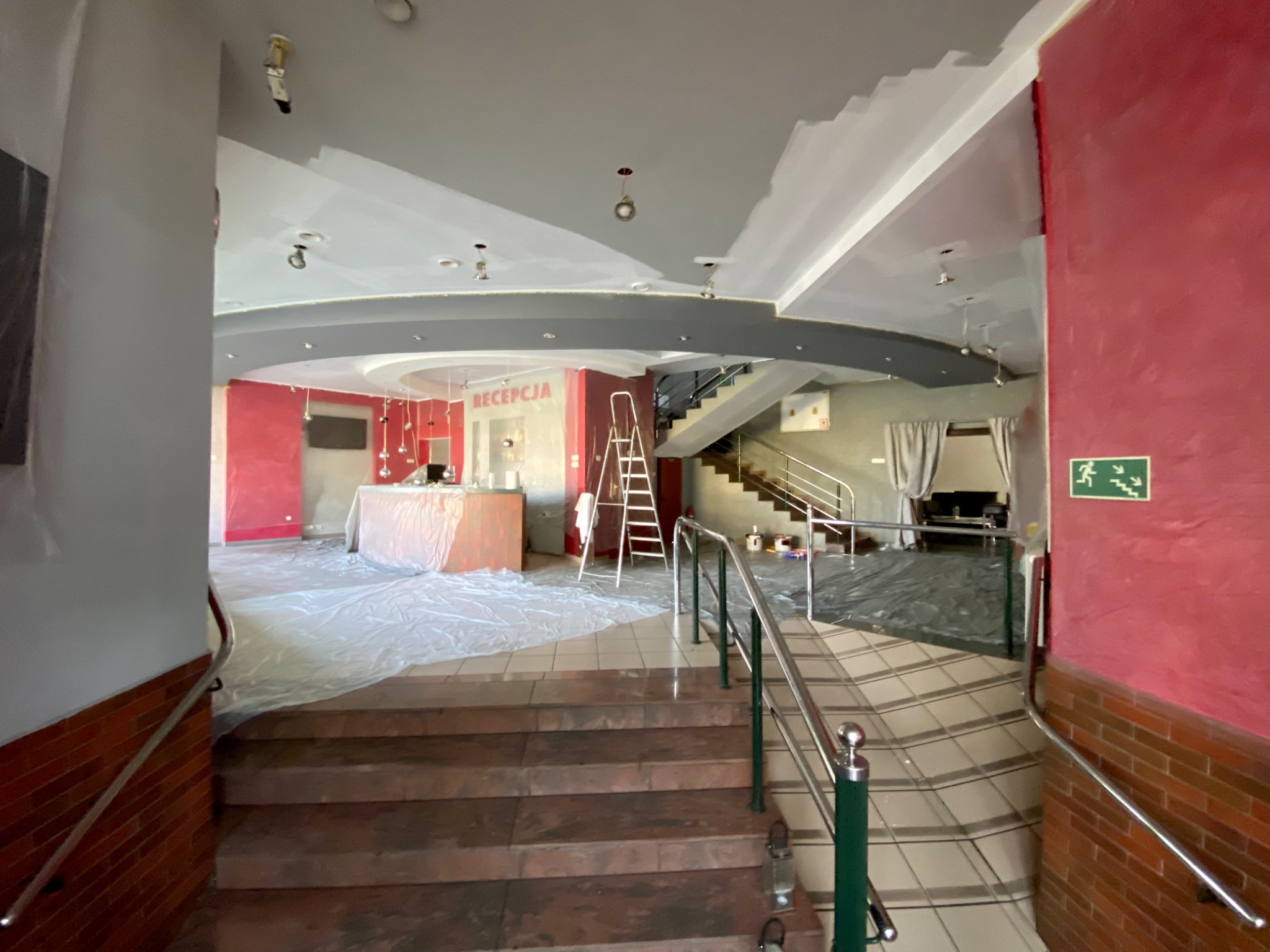 Remont wejścia do restauracji oraz recepcji