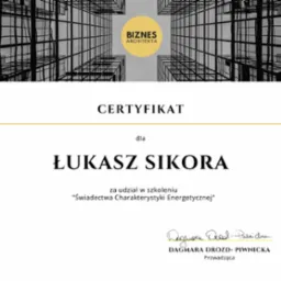 Certyfikat dla Łukasza Sikory za udział w szkoleniu 'Świadectwa Charakterystyki Energetycznej', wydany przez Biznes Architekta, podpisany przez Dagmarę Drozd-Piwnicką.