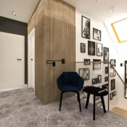 Hall z drewnianą ścianą z pionowych listew, galerią czarno-białych zdjęć, ciemnoniebieskim fotelem i czarnym stolikiem pomocniczym.