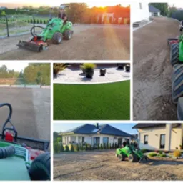 Kompozycja zdjęć przedstawiająca przygotowanie terenu pod trawnik: wyrównywanie gleby specjalistycznym traktorkiem, widok z bliska na obrobioną ziemię oraz fragment sztucznej trawy z dekoracyjnymi...
