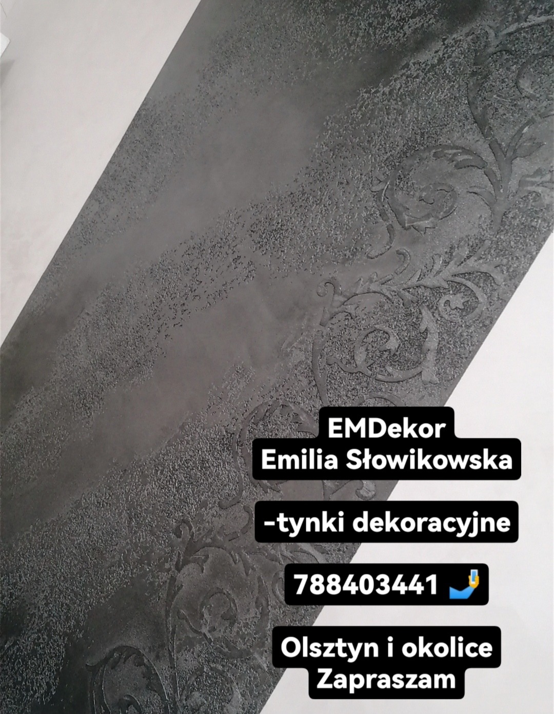 Dekoracyjna ściana w odcieniach szarości z wytłaczanym wzorem roślinnym, prezentacja firmy EMDekor Emilia Słowikowska, Olsztyn i okolice, tynki dekoracyjne, numer telefonu.