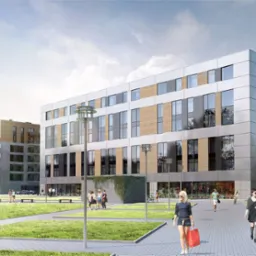 Wizualizacja nowoczesnego budynku biurowego z elementami drewna, otoczonego zielenią i pieszymi, prezentująca projekt architektoniczny z uwzględnieniem przestrzeni publicznej.