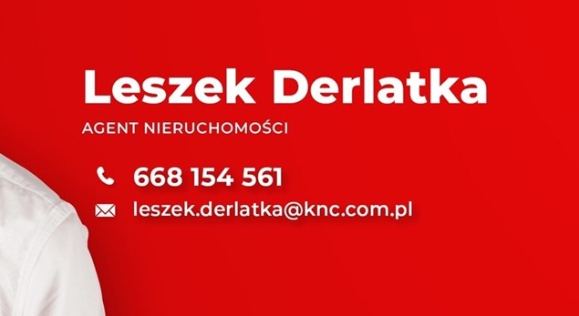 Wizytówka agenta nieruchomości Leszka Derlatki na czerwonym tle z danymi kontaktowymi i logo KNC. Widoczny fragment białej koszuli po lewej stronie.
