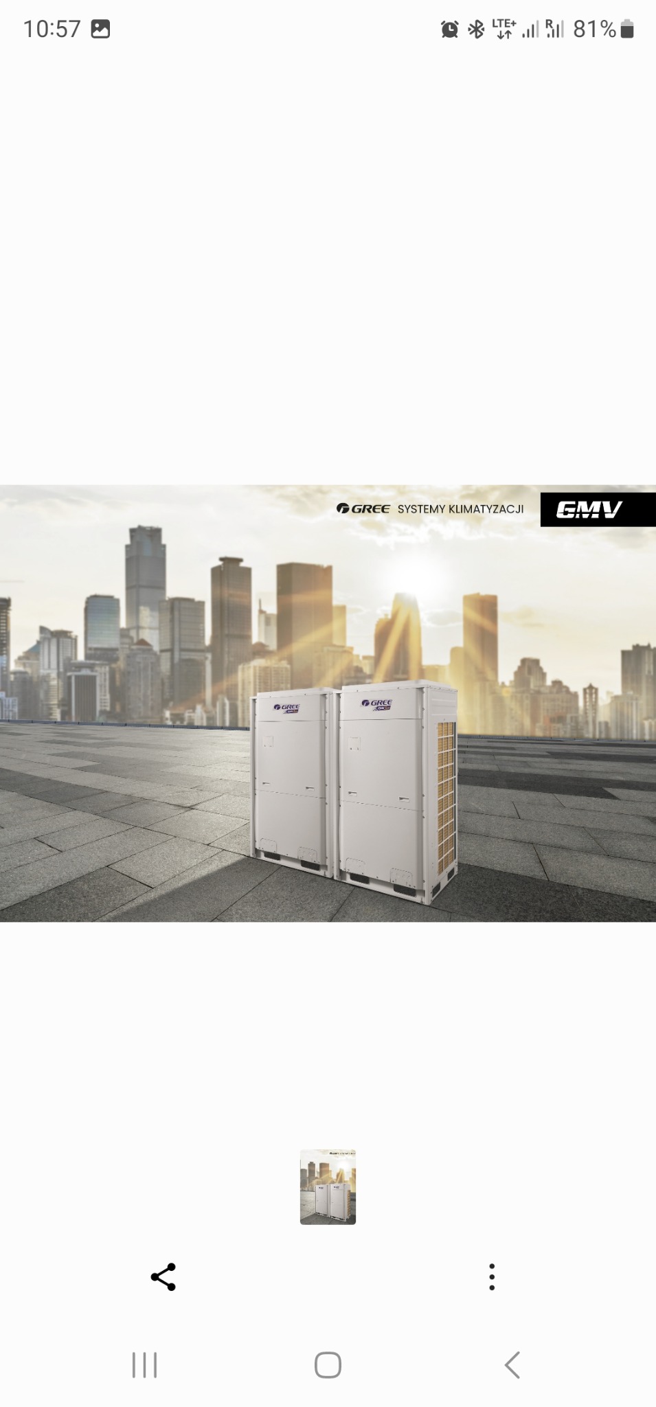Dwa identyczne klimatyzatory przemysłowe marki Gree na tle panoramy miasta, prezentowane w celach marketingowych.