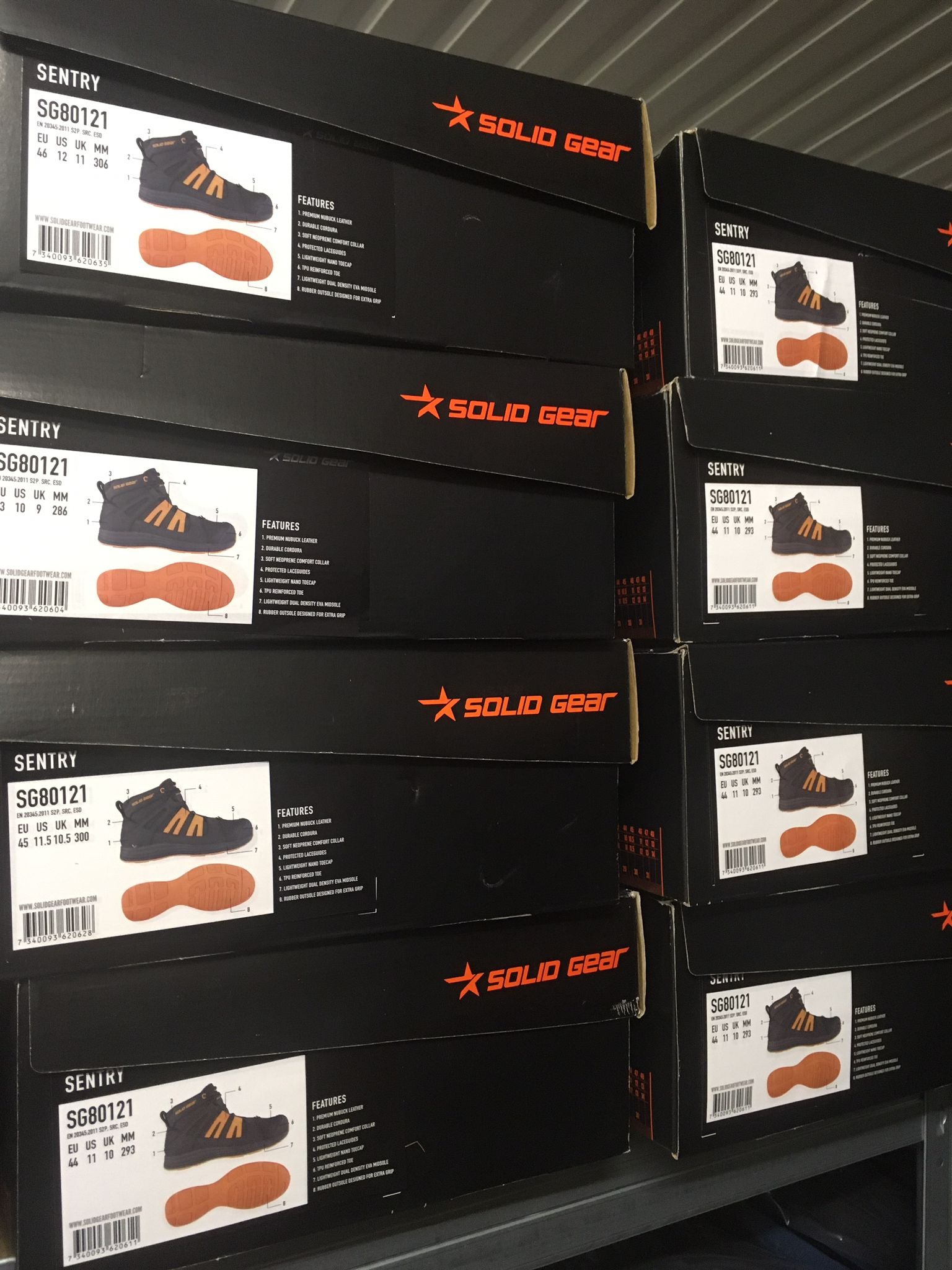Stos czarnych pudełek butów roboczych marki Solid Gear Sentry SG80121, z widocznymi informacjami o rozmiarach i cechach produktu.