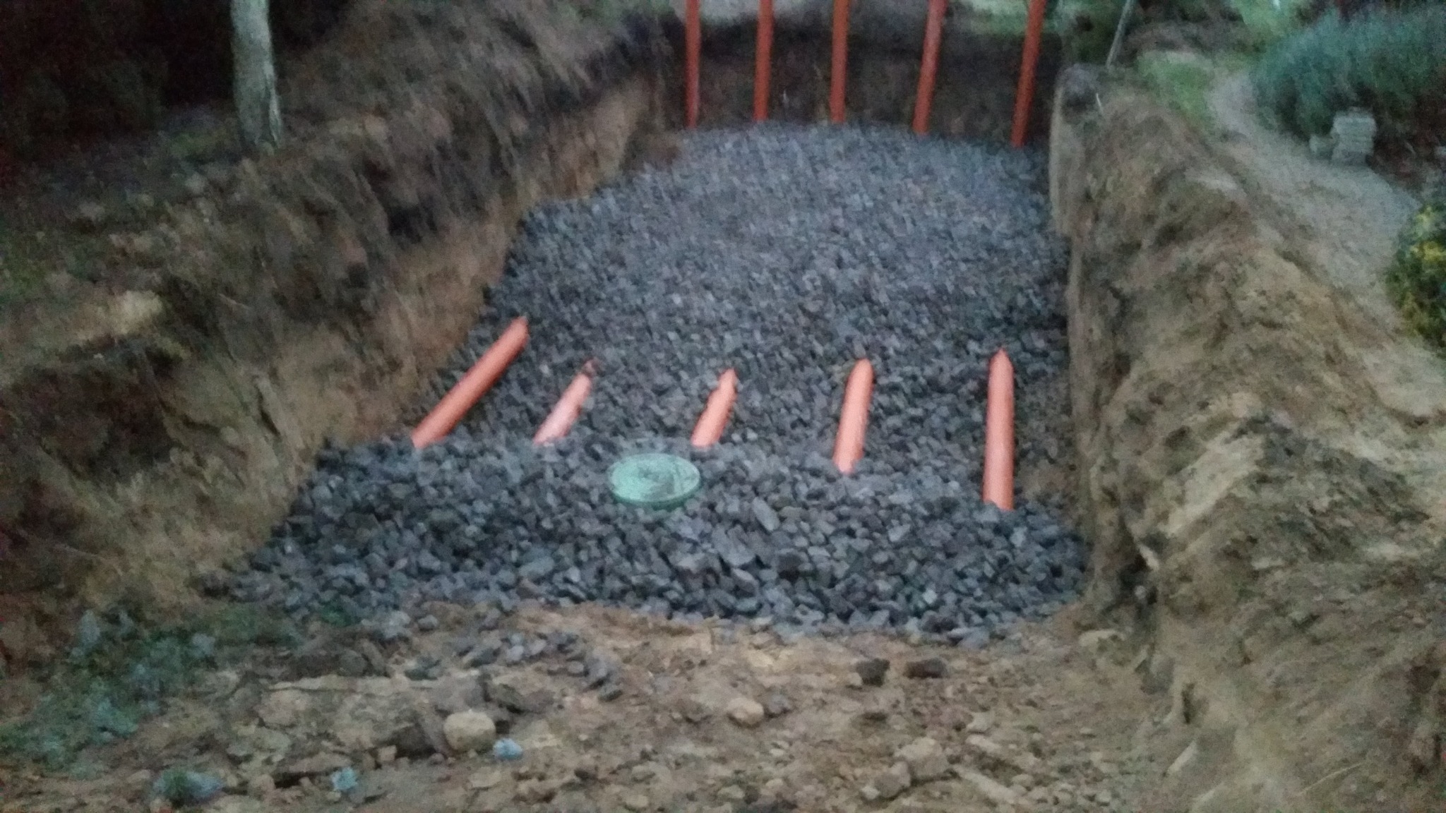 Budowa drenażu , instalacja rur oraz studzienki rozdzielczej.