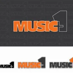 Projekt logo MUSIC+1 w kolorze pomarańczowym i szarym na ciemnoszarym tle z powtarzającym się napisem MUSIC+, oraz trzy warianty kolorystyczne logo w dolnej części obrazu.