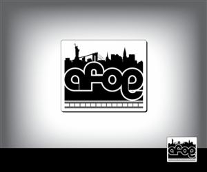 Czarno-białe logo z sylwetką Manhattanu (Statua Wolności, Brooklyn Bridge, wieżowce) nad napisem 'afoe' umieszczonym nad symbolem torów kolejowych. Mała wersja logo w prawym dolnym rogu.