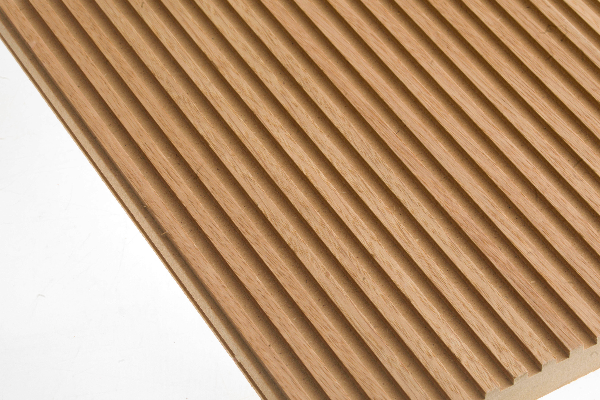 panel frezowany z płyty mdf pokryty naturalnym fornirem dąb zabezpieczony bezbarwną powłoką farby wodnej