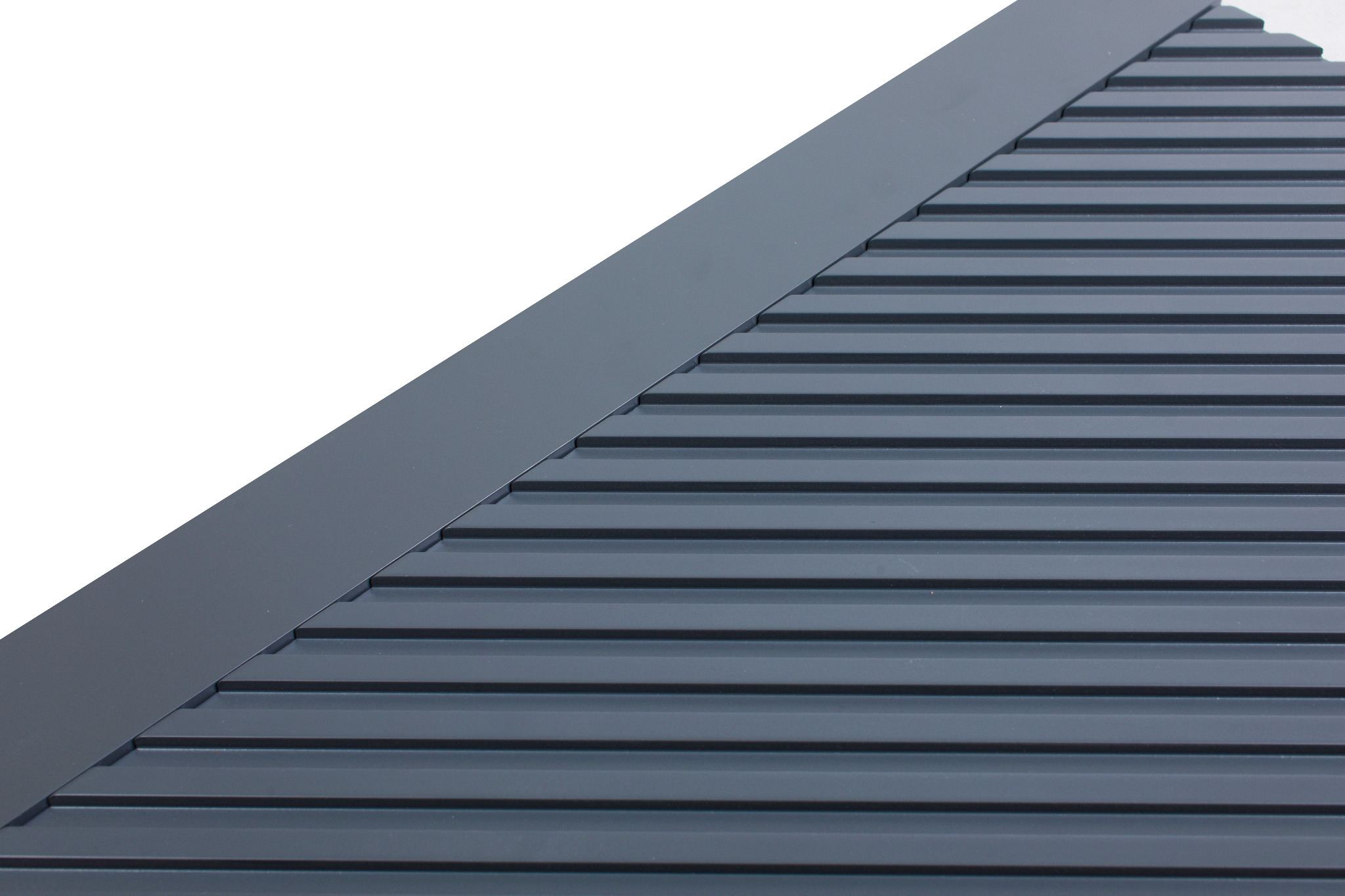 Szczegółowe ujęcie frezowanego panelu MDF w kolorze RAL 7012 mat z lakierowaną listwą, prezentujące precyzję wykonania i minimalistyczny design.