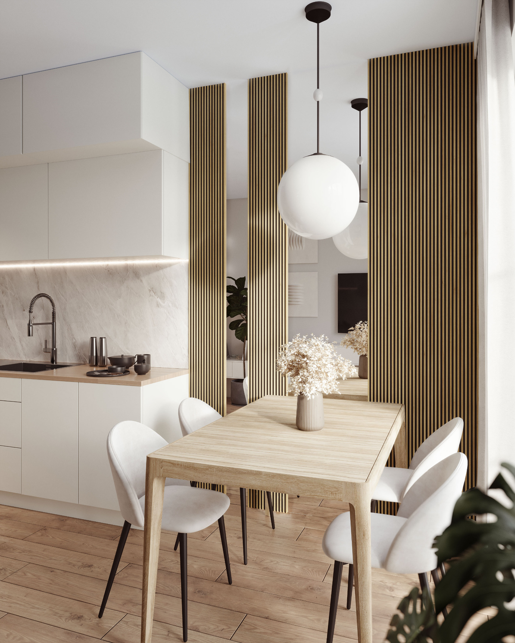Jasna jadalnia z drewnianą podłogą, stołem z bukietem kwiatów i białymi krzesłami, akcentowana pionowymi panelami z drewna na ścianie.