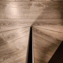 HOHO PROJEKT Adam Śleszyński - Precyzyjnie zamocowany odbojnik do drzwi, tak aby klamka drzwi wejściowych nie wybiła luster.