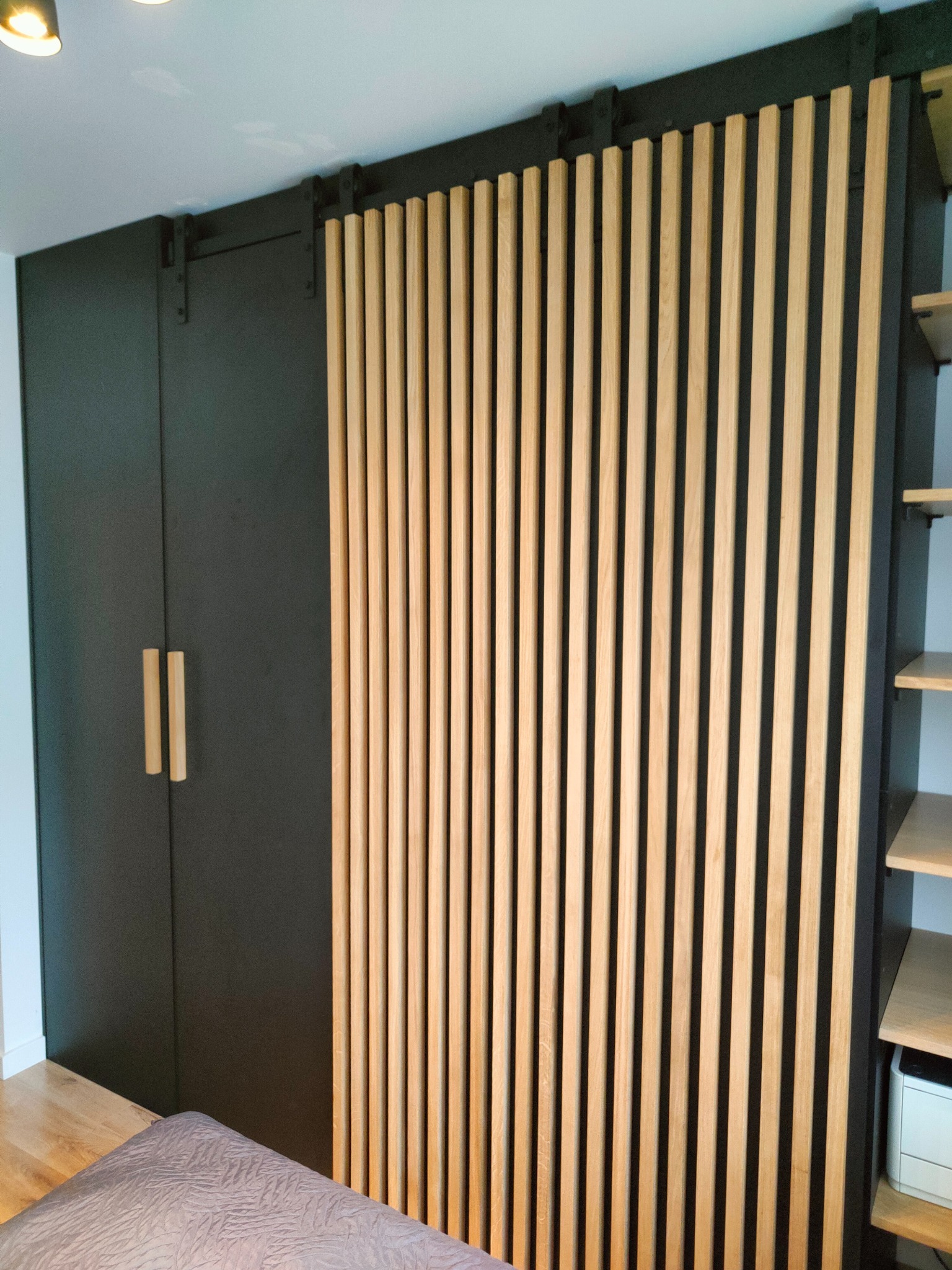 Czarna szafa z lamelami i półkami dębowymi