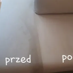 Jasna kanapa, widoczna r&oacute;żnica w czystości tapicerki: lewa strona z plamami i zabrudzeniami oznaczona jako 'przed', prawa strona czysta i odświeżona oznaczona jako 'po'.