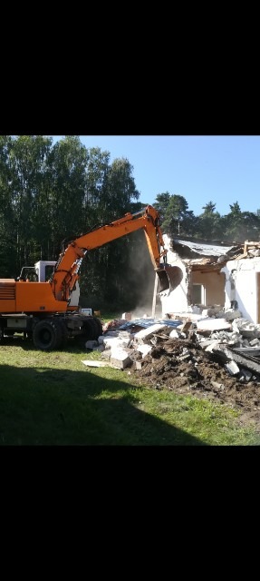 Witam, Zajmujemy się rozbiórkami budynków drewnianych i murowanych. Oczyszczaniem działek.
