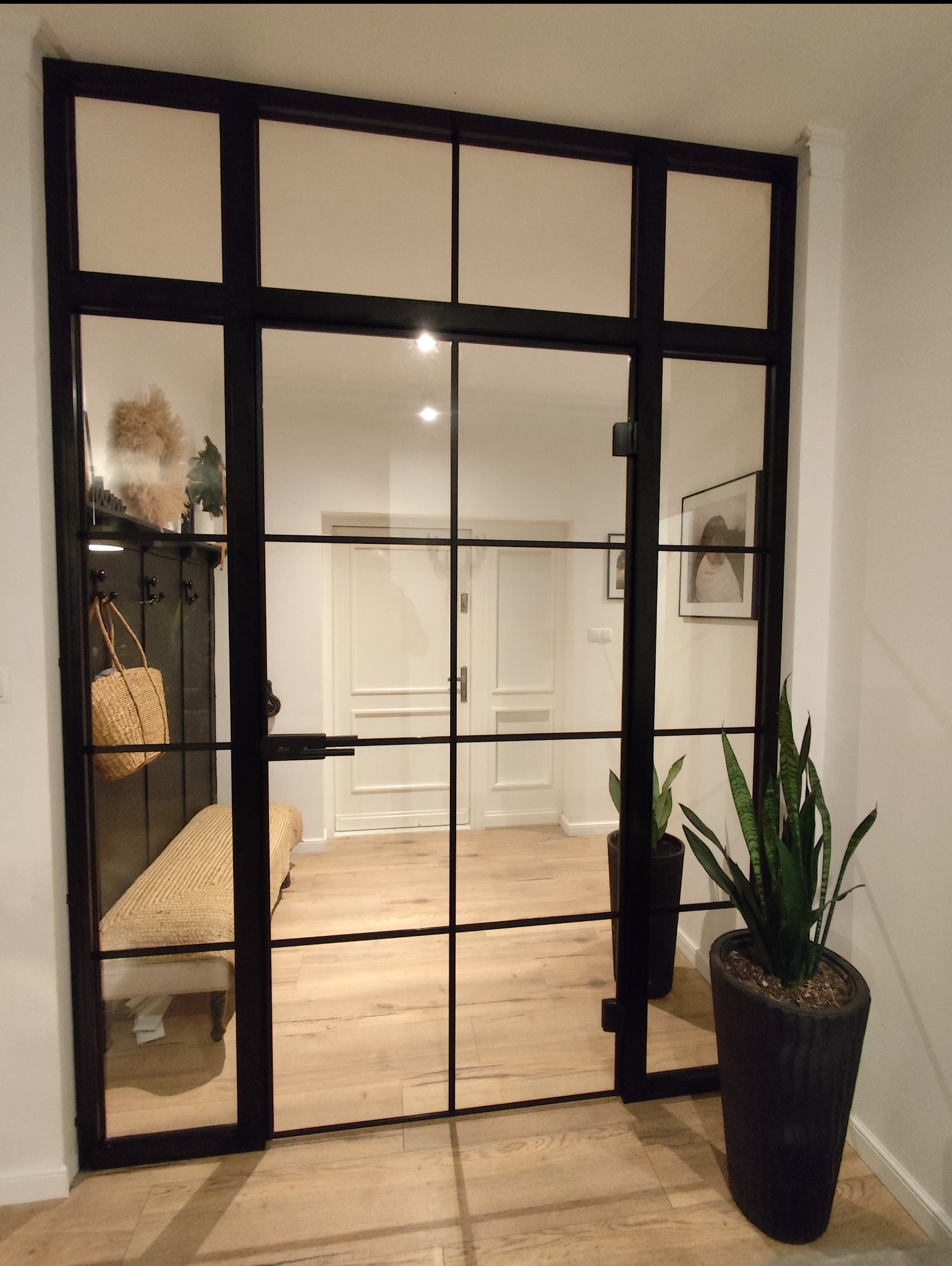 Zabudowa całoszklana wiatrołapu w stylu loftowym.