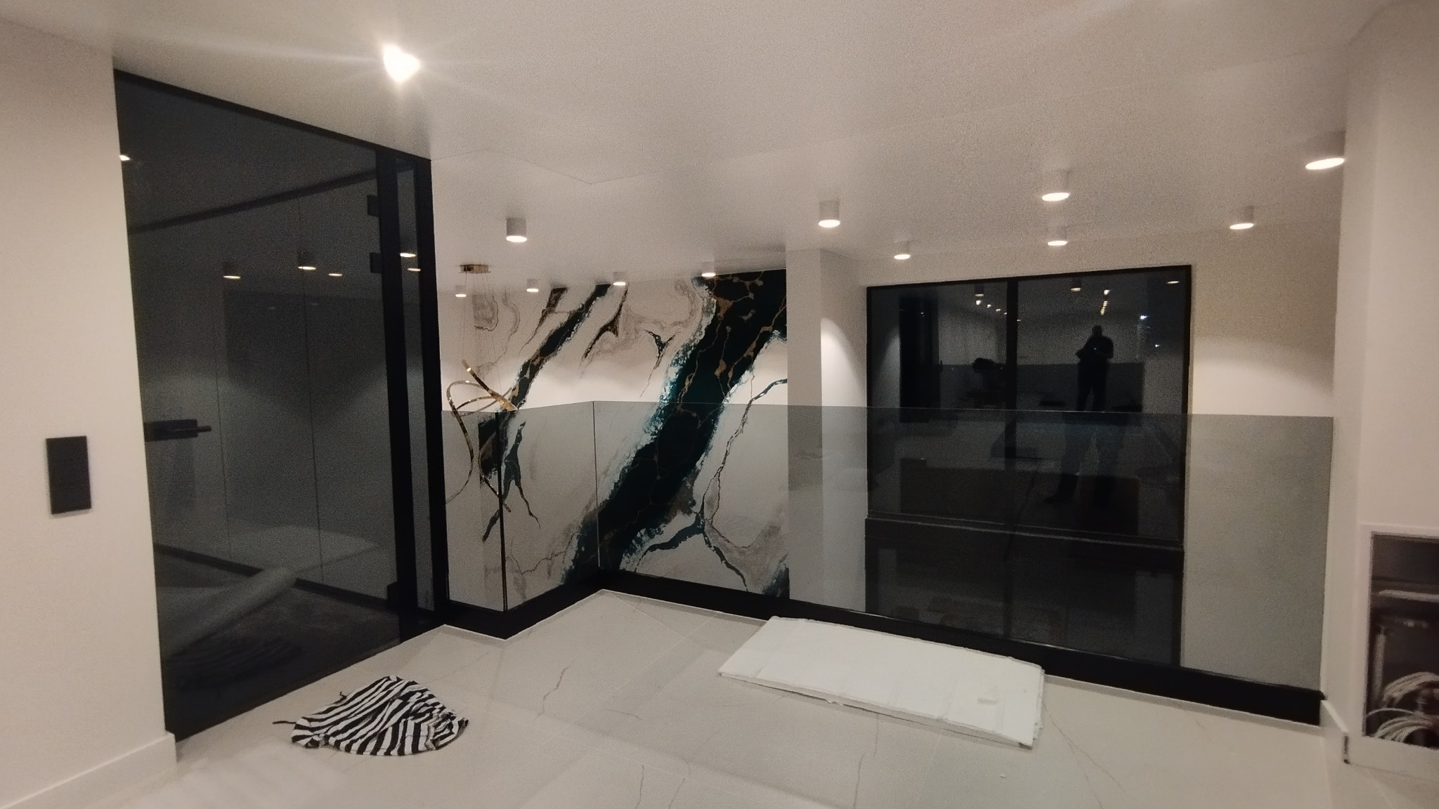 Balustrada samonośna na antresoli - szkło grafitowe.