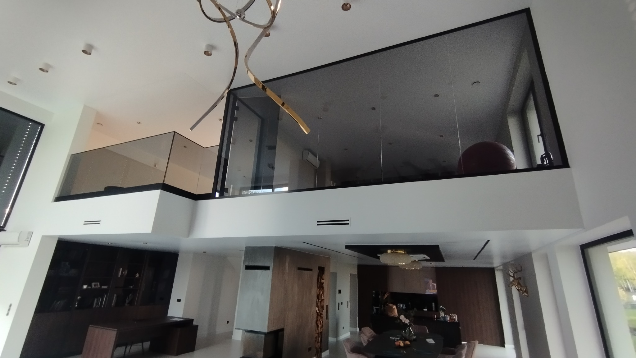 Zabudowa całoszklana sypialni na piętrze z drzwiami w ościeżnicy - szkło grafitowe.