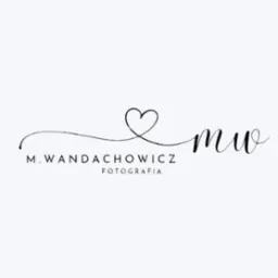 Logo firmy fotograficznej M. Wandachowicz z sercem i inicjałami MW w minimalistycznym stylu kaligraficznym na białym tle.