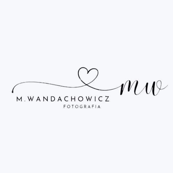 Logo firmy fotograficznej M. Wandachowicz z sercem i inicjałami MW w minimalistycznym stylu kaligraficznym na białym tle.